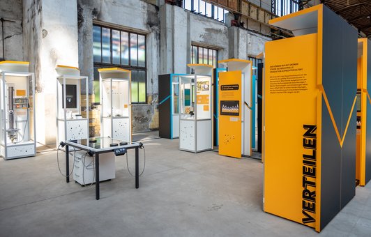 Blick in die Ausstellung. Der orangene Bereich ist zu sehen.