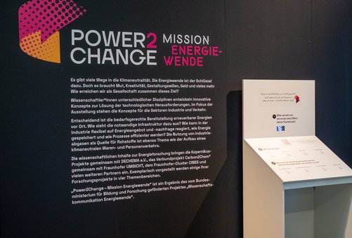 Blick in die Ausstellung. Ein Exponat ist zu sehen.