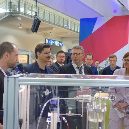 Bundesministerin für Bildung und Forschung am Stand von „Power2Change: Mission Energiewende”